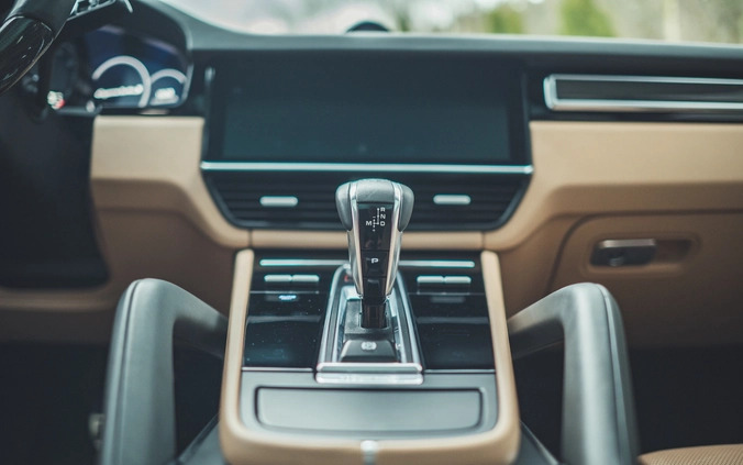 Porsche Cayenne cena 595000 przebieg: 54000, rok produkcji 2019 z Sanok małe 254